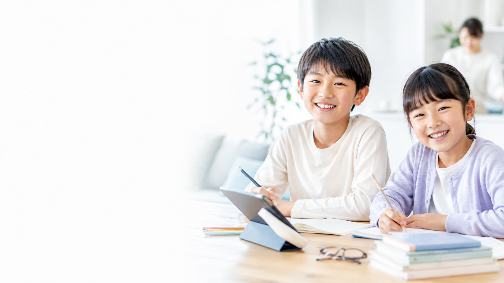 学習中に笑顔を見せる小学生の男の子と女の子